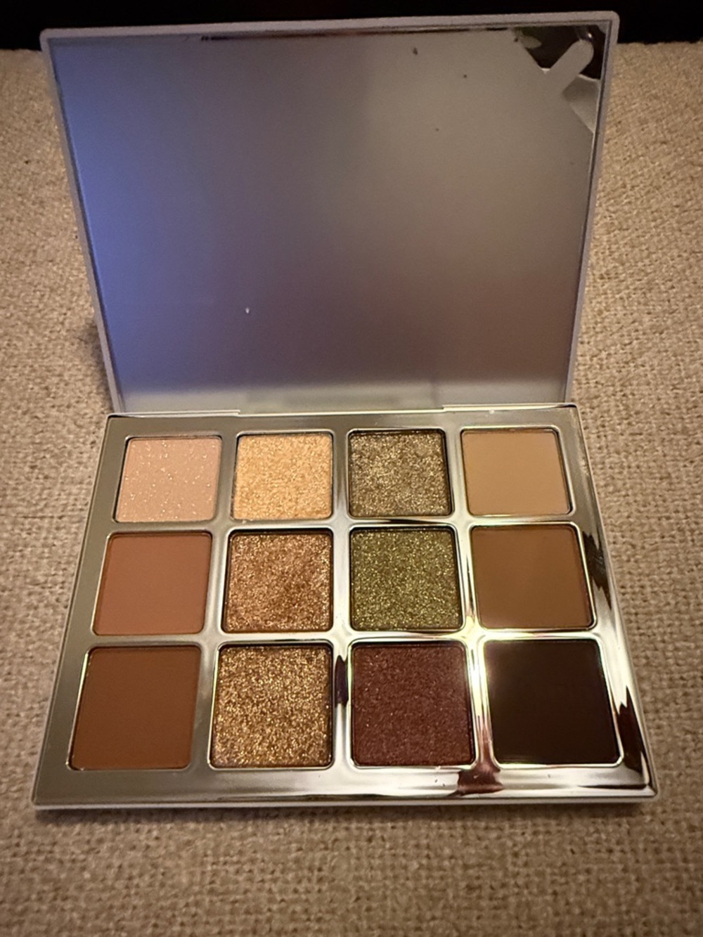Makeup By Mario White Eyeshadow Compact Limited Edition Never Used - Picture 2 of 3